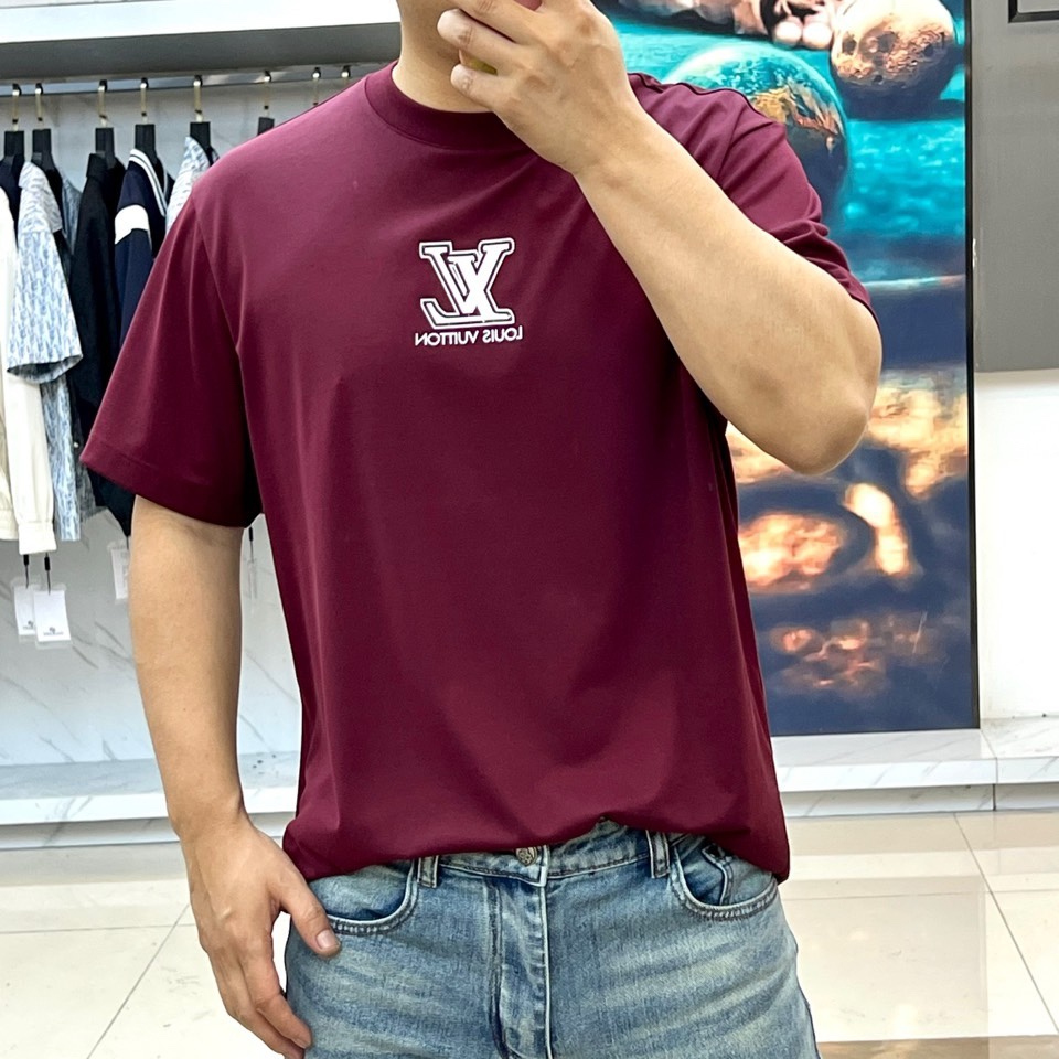 1v威登、2026春夏新品T恤，以宽松的短袖廓形诠释经典与舒适的融合。胸前醒目装饰品牌标志性字母组合图案