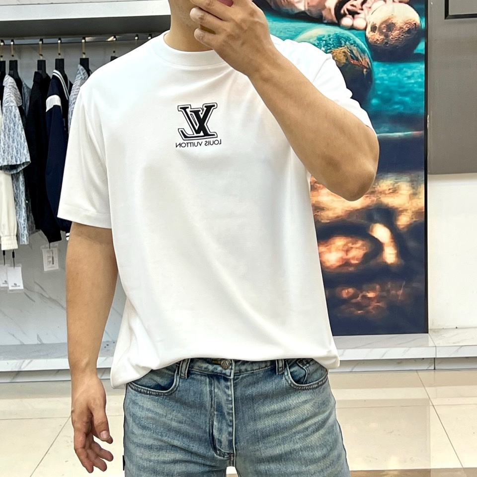 1v威登、2026春夏新品T恤，以宽松的短袖廓形诠释经典与舒适的融合。胸前醒目装饰品牌标志性字母组合图案