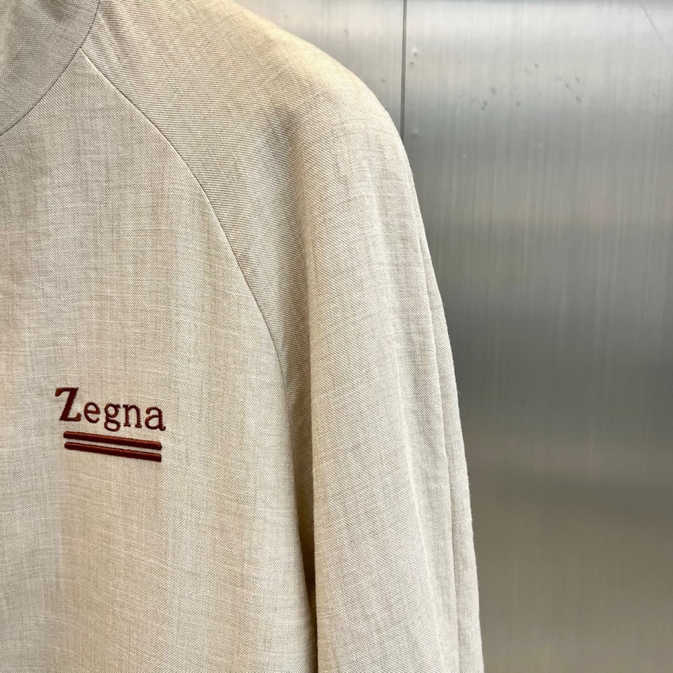 Zegna杰尼亚、2026春夏新品夹克，以极简美学诠释意式轻奢。主调纯净柔和，立领搭配棕色撞色包边，勾勒