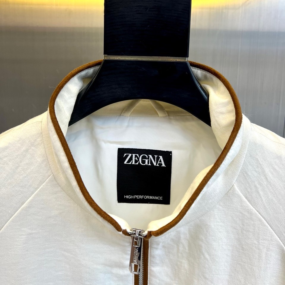 Zegna杰尼亚、2026春夏新品夹克，以极简美学诠释意式轻奢。主调纯净柔和，立领搭配棕色撞色包边，勾勒