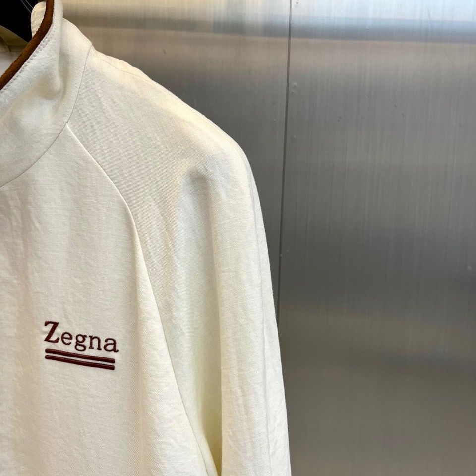 Zegna杰尼亚、2026春夏新品夹克，以极简美学诠释意式轻奢。主调纯净柔和，立领搭配棕色撞色包边，勾勒