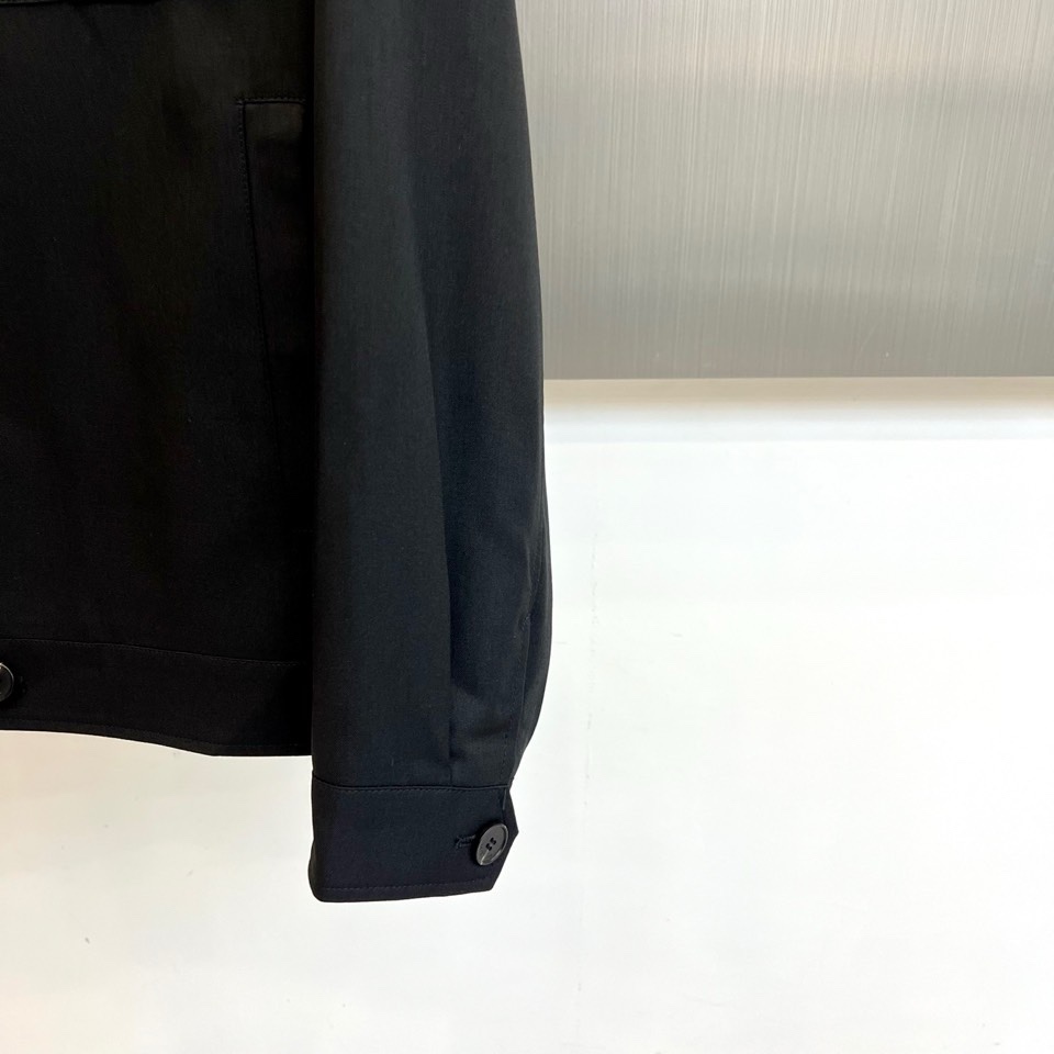 Loro Piana诺悠翩雅、2026春夏新品夹克，以意式奢雅重塑经典工装风。色调沉稳大气，翻领设计利落