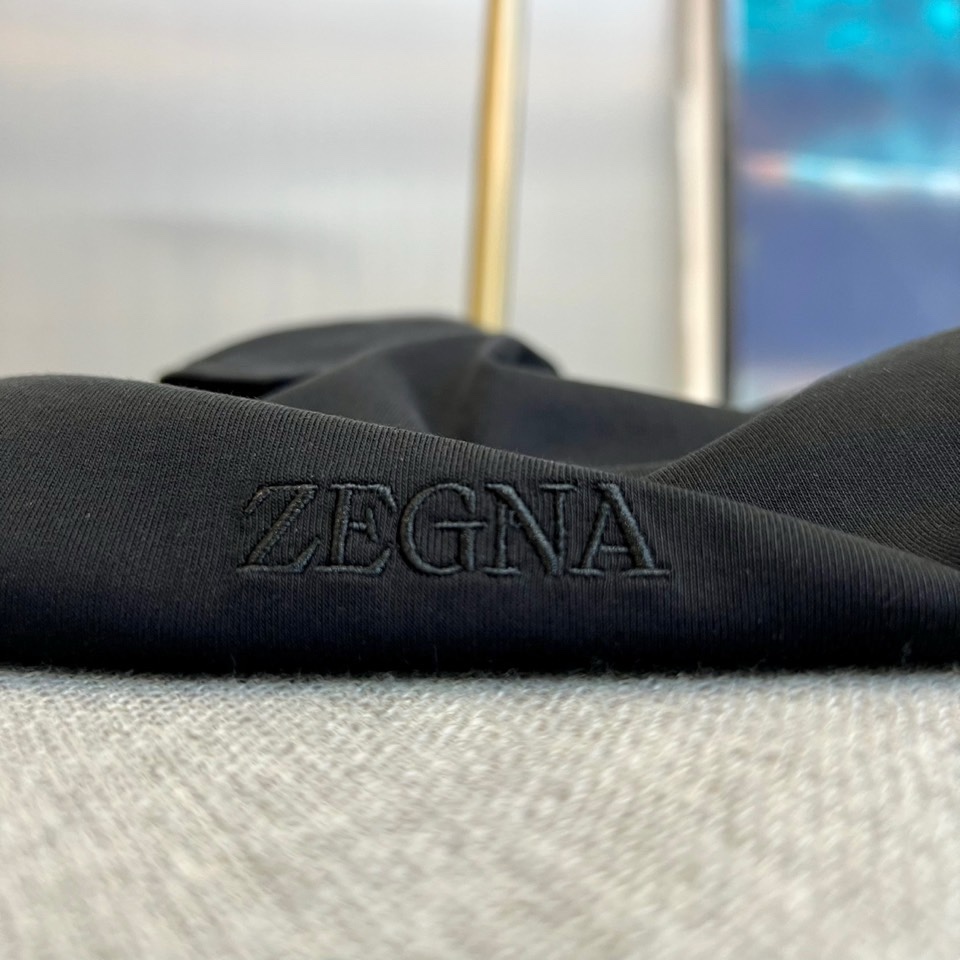 Zegna杰尼亚、2026春夏新品POLO衫，以意式精湛工艺诠释经典休闲风。挺括翻领搭配三粒扣设计，利落