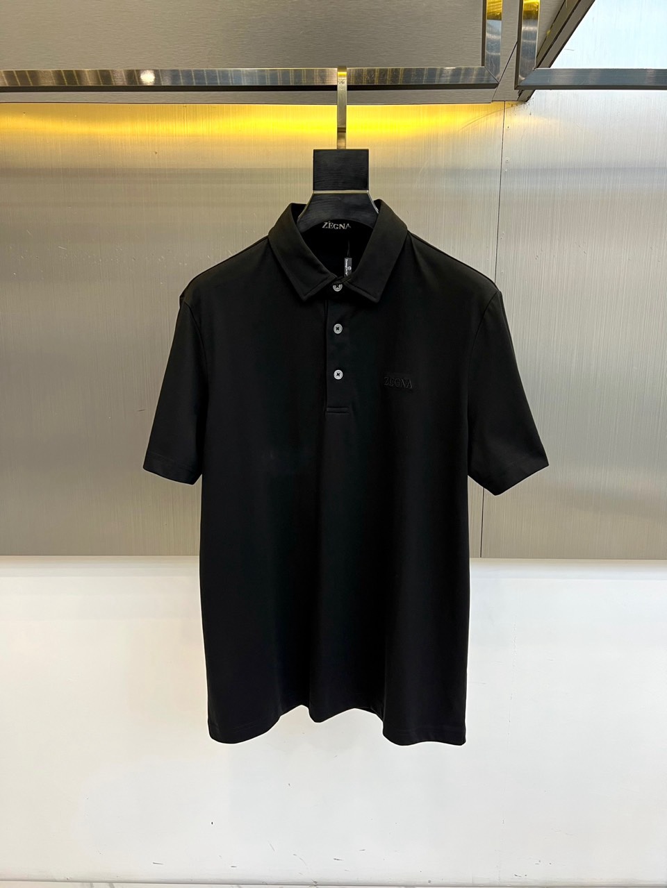 Zegna杰尼亚、2026春夏新品POLO衫，以意式精湛工艺诠释经典休闲风。挺括翻领搭配三粒扣设计，利落