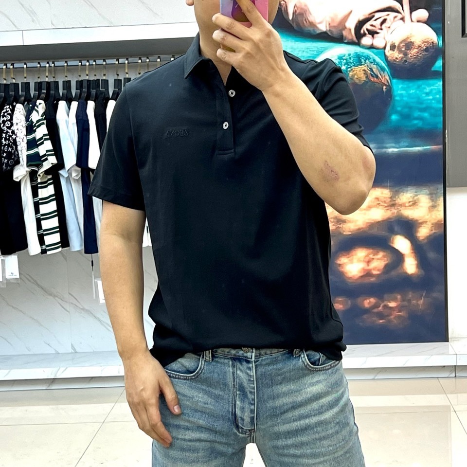 Zegna杰尼亚、2026春夏新品POLO衫，以意式精湛工艺诠释经典休闲风。挺括翻领搭配三粒扣设计，利落