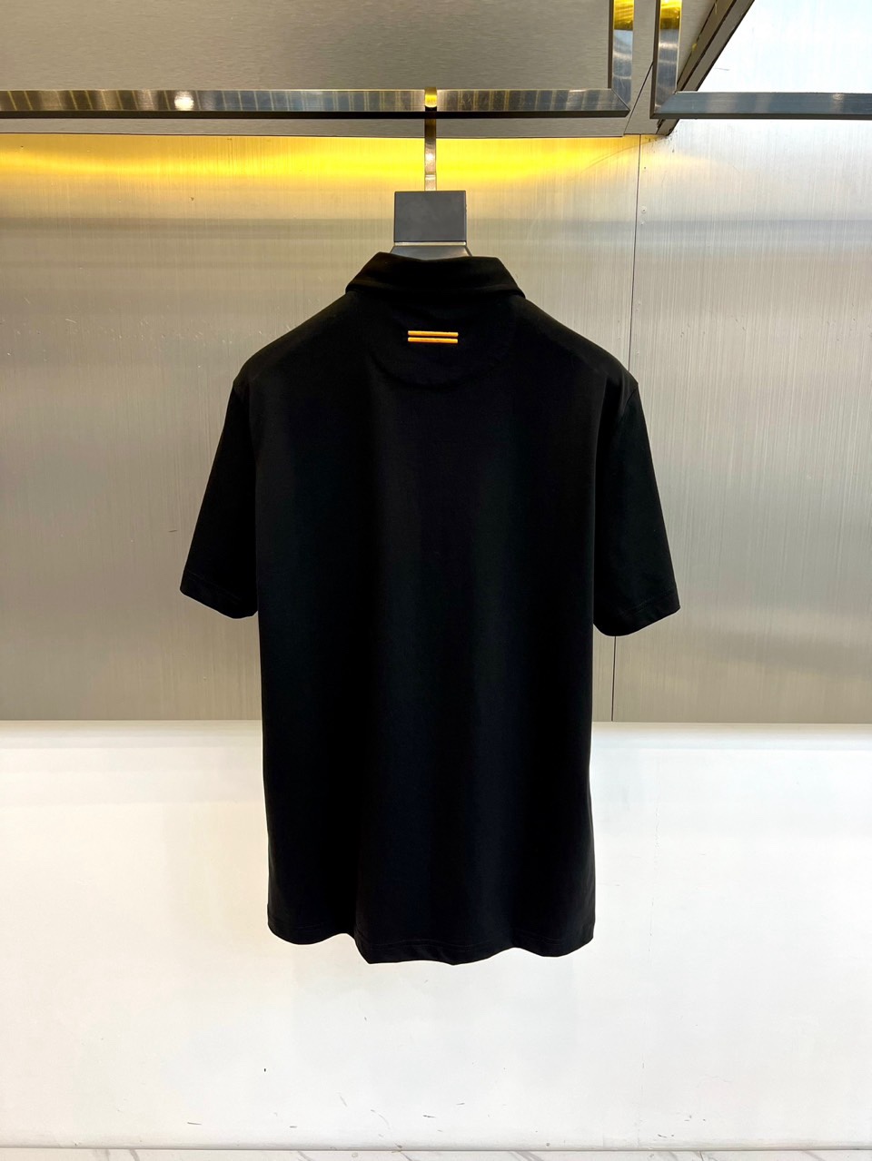 Zegna杰尼亚、2026春夏新品POLO衫，以意式精湛工艺诠释经典休闲风。挺括翻领搭配三粒扣设计，利落