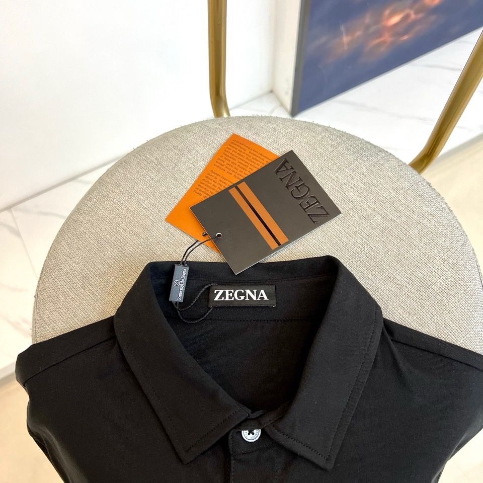 Zegna杰尼亚、2026春夏新品POLO衫，以意式精湛工艺诠释经典休闲风。挺括翻领搭配三粒扣设计，利落