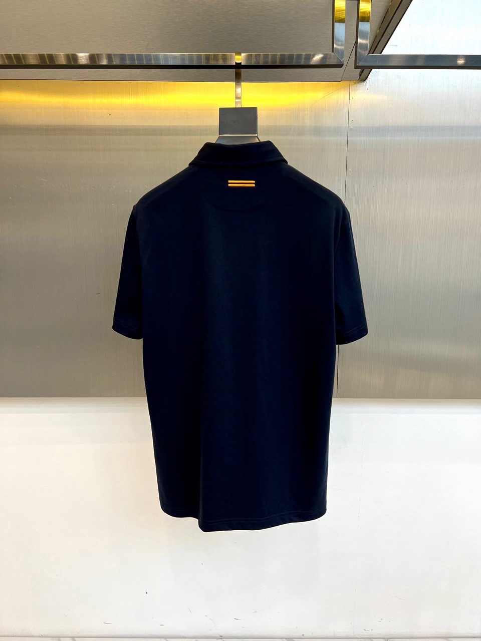 Zegna杰尼亚、2026春夏新品POLO衫，以意式精湛工艺诠释经典休闲风。挺括翻领搭配三粒扣设计，利落