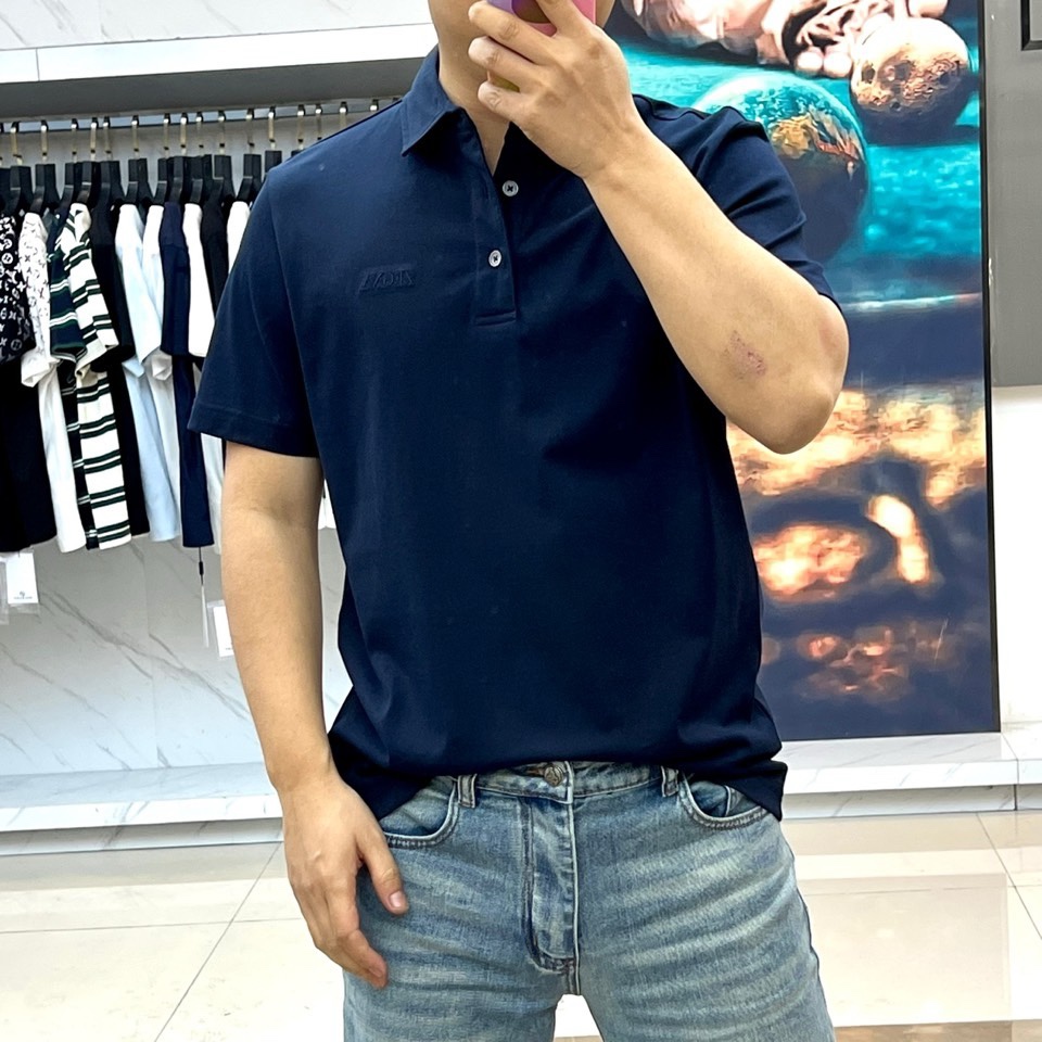 Zegna杰尼亚、2026春夏新品POLO衫，以意式精湛工艺诠释经典休闲风。挺括翻领搭配三粒扣设计，利落