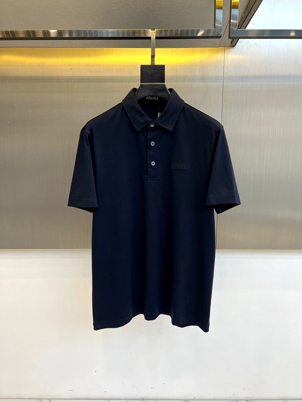 Zegna杰尼亚、2026春夏新品POLO衫，以意式精湛工艺诠释经典休闲风。挺括翻领搭配三粒扣设计，利落