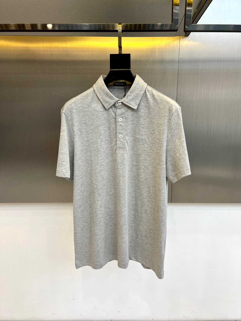 Zegna杰尼亚、2026春夏新品POLO衫，以意式精湛工艺诠释经典休闲风。挺括翻领搭配三粒扣设计，利落