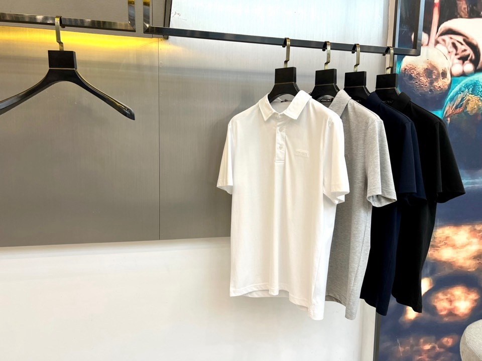 Zegna杰尼亚、2026春夏新品POLO衫，以意式精湛工艺诠释经典休闲风。挺括翻领搭配三粒扣设计，利落