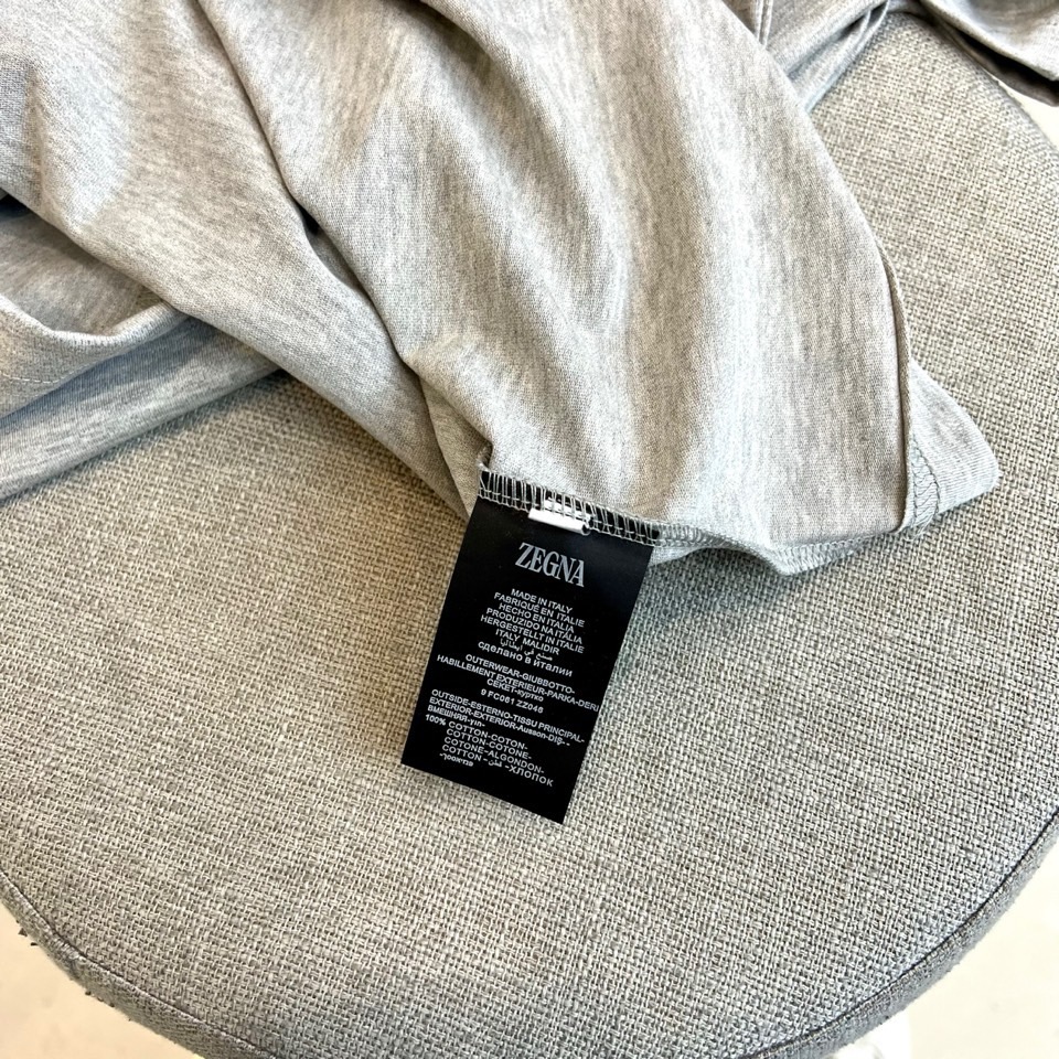 Zegna杰尼亚、2026春夏新品POLO衫，以意式精湛工艺诠释经典休闲风。挺括翻领搭配三粒扣设计，利落