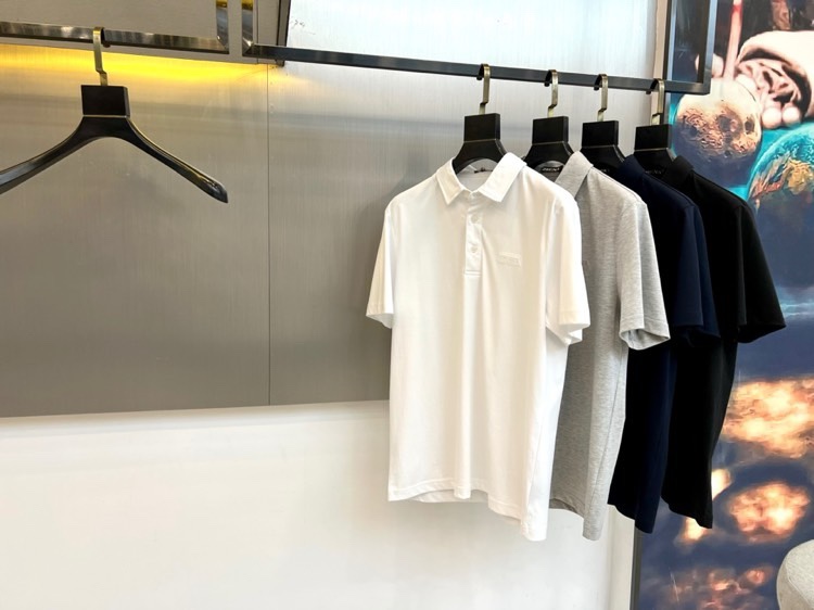 Zegna杰尼亚、2026春夏新品POLO衫，以意式精湛工艺诠释经典休闲风。挺括翻领搭配三粒扣设计，利落