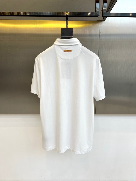 Zegna杰尼亚、2026春夏新品POLO衫，以意式精湛工艺诠释经典休闲风。挺括翻领搭配三粒扣设计，利落