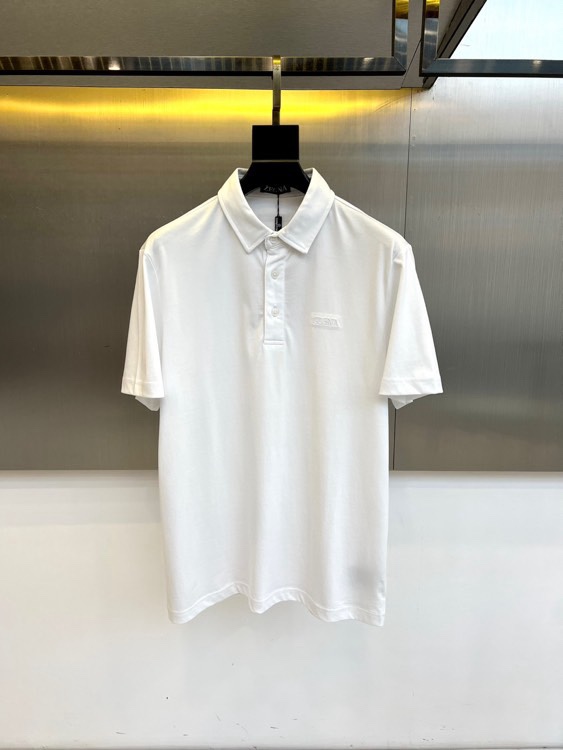Zegna杰尼亚、2026春夏新品POLO衫，以意式精湛工艺诠释经典休闲风。挺括翻领搭配三粒扣设计，利落