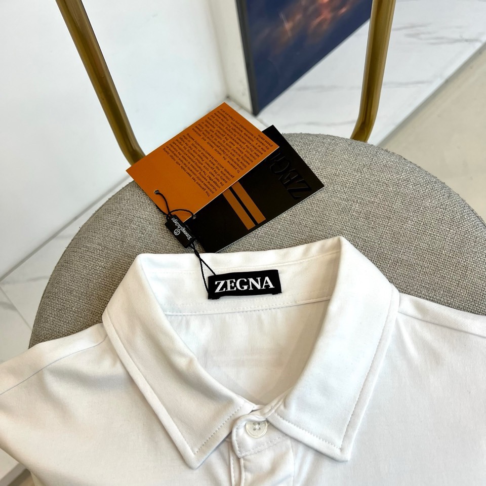 Zegna杰尼亚、2026春夏新品POLO衫，以意式精湛工艺诠释经典休闲风。挺括翻领搭配三粒扣设计，利落