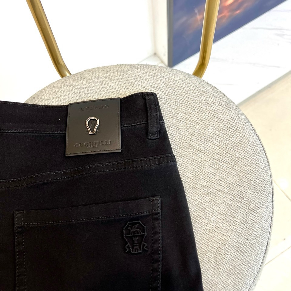 Brunello Cucinelli-BC，2026春夏新品男士牛仔裤，以精湛工艺诠释奢华休闲美学。经典