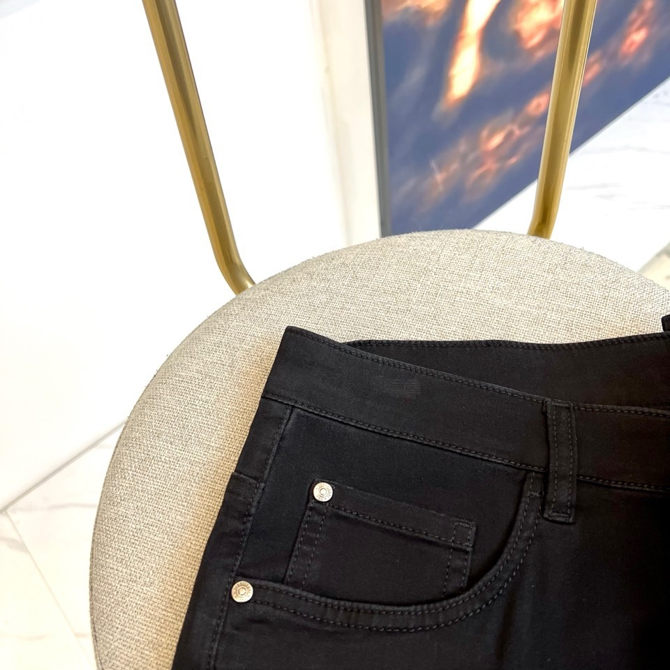 Brunello Cucinelli-BC，2026春夏新品男士牛仔裤，以精湛工艺诠释奢华休闲美学。经典