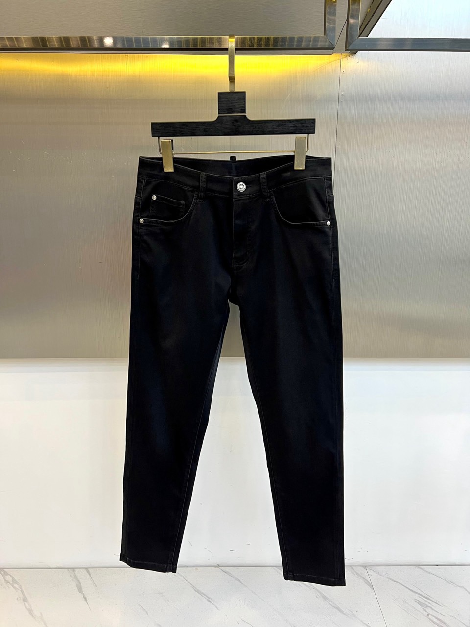 Brunello Cucinelli-BC，2026春夏新品男士牛仔裤，以精湛工艺诠释奢华休闲美学。经典