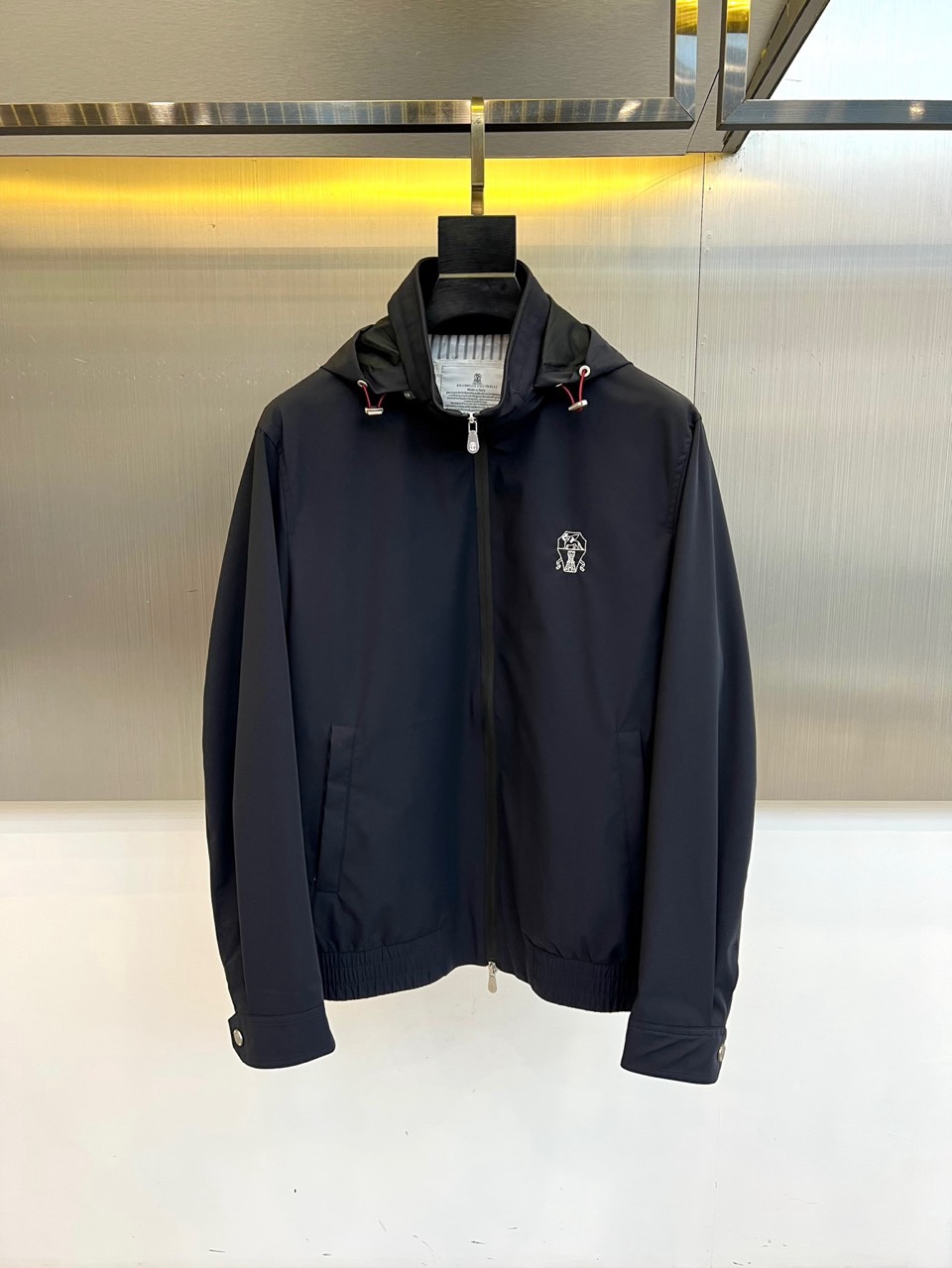 Brunello Cucinelli-BC、2026春夏新品连帽夹克，以意式极简重塑休闲风尚。色调沉稳高
