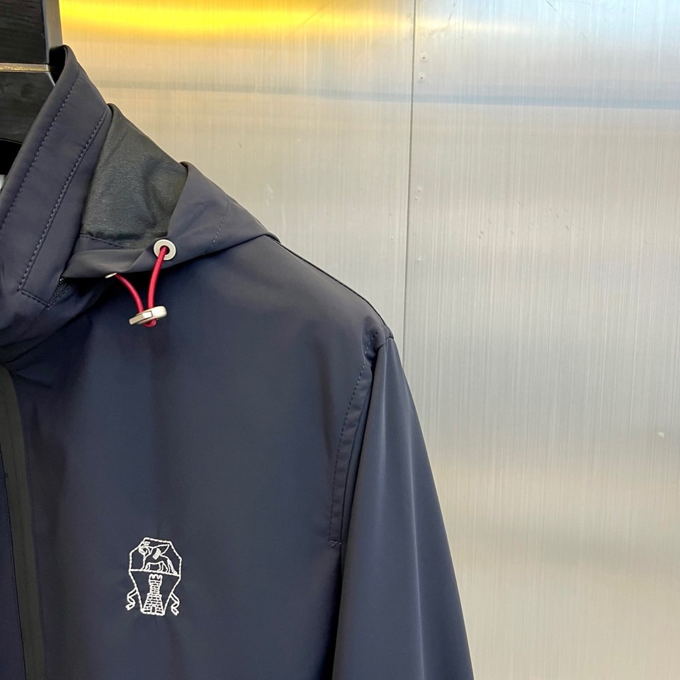 Brunello Cucinelli-BC、2026春夏新品连帽夹克，以意式极简重塑休闲风尚。色调沉稳高