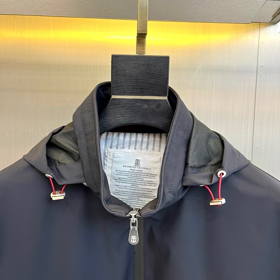 Brunello Cucinelli-BC、2026春夏新品连帽夹克，以意式极简重塑休闲风尚。色调沉稳高