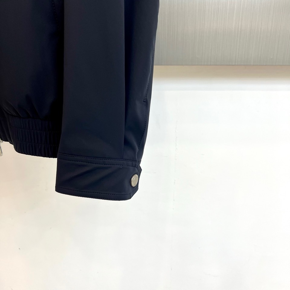 Brunello Cucinelli-BC、2026春夏新品连帽夹克，以意式极简重塑休闲风尚。色调沉稳高