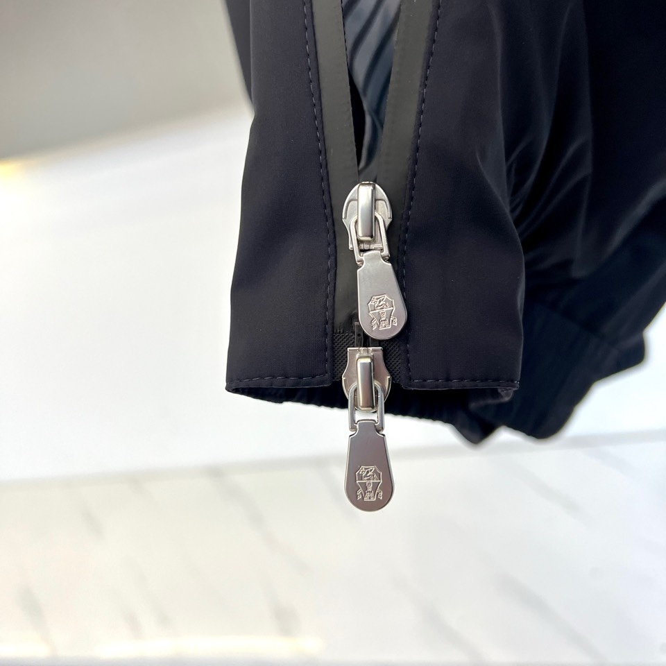 Brunello Cucinelli-BC、2026春夏新品连帽夹克，以意式极简重塑休闲风尚。色调沉稳高