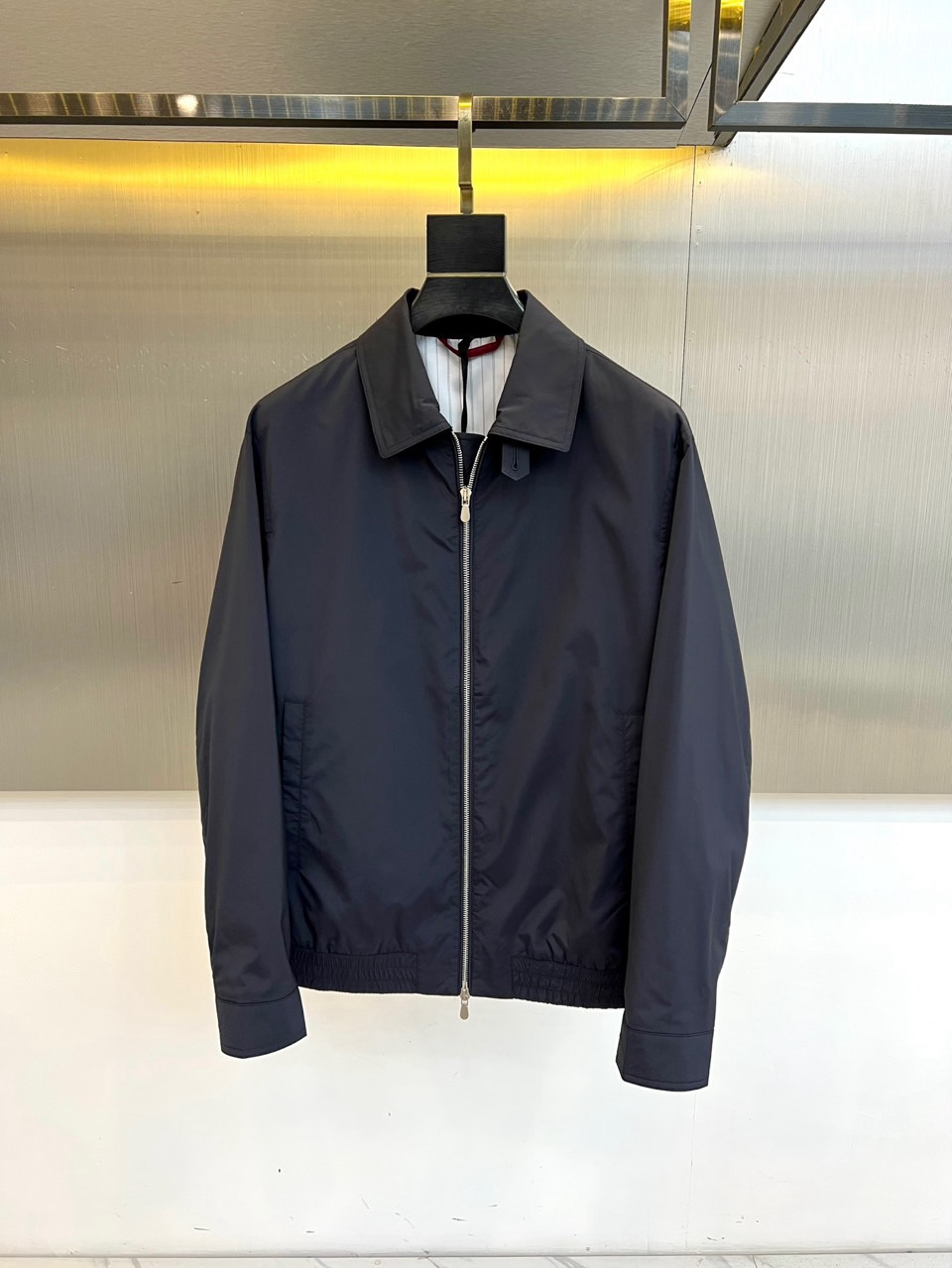 Brunello Cucinelli-BC，2026春夏新品醋酸夹克，以经典翻领与顺滑拉链开合设计，诠释