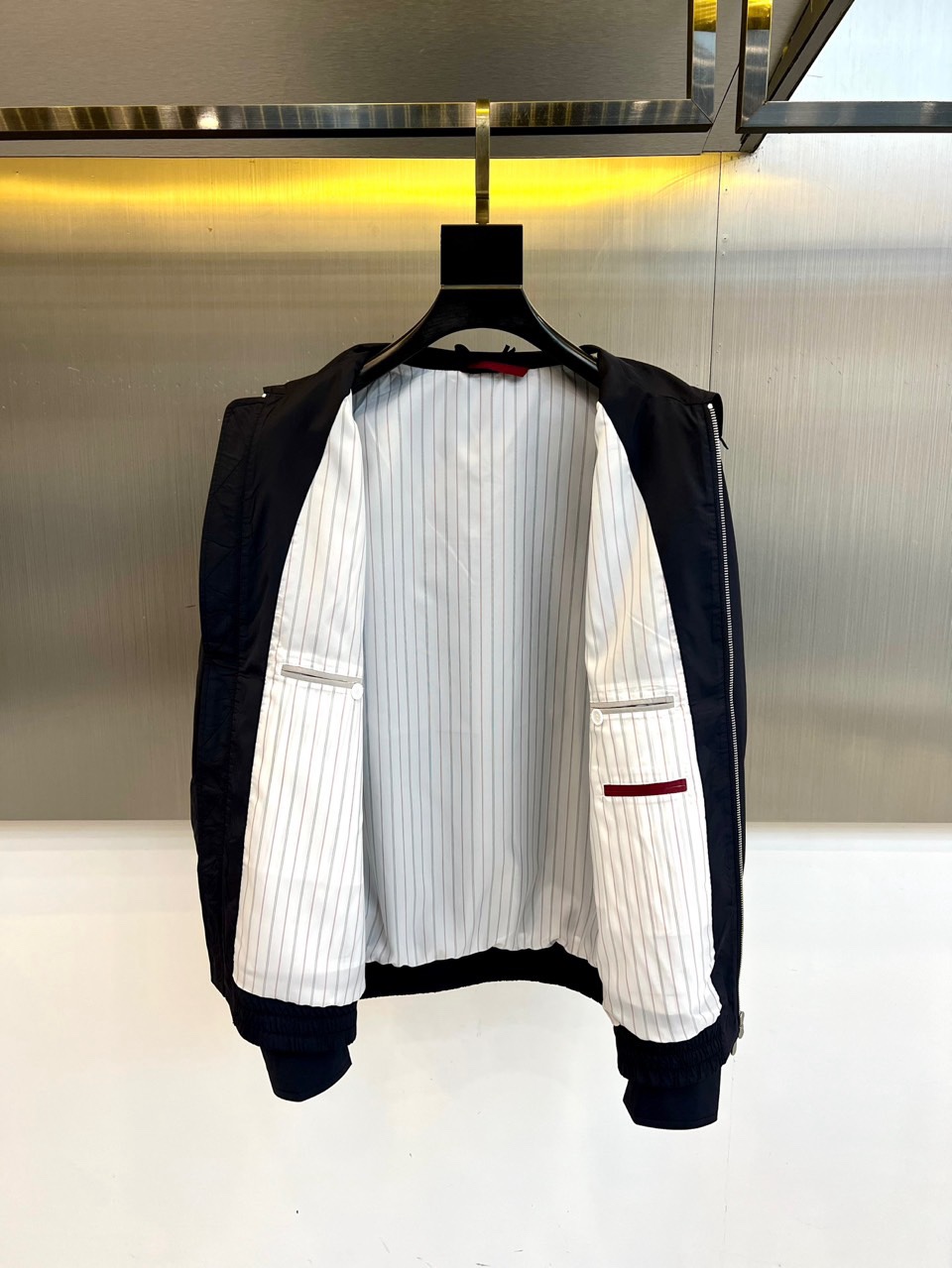 Brunello Cucinelli-BC，2026春夏新品醋酸夹克，以经典翻领与顺滑拉链开合设计，诠释