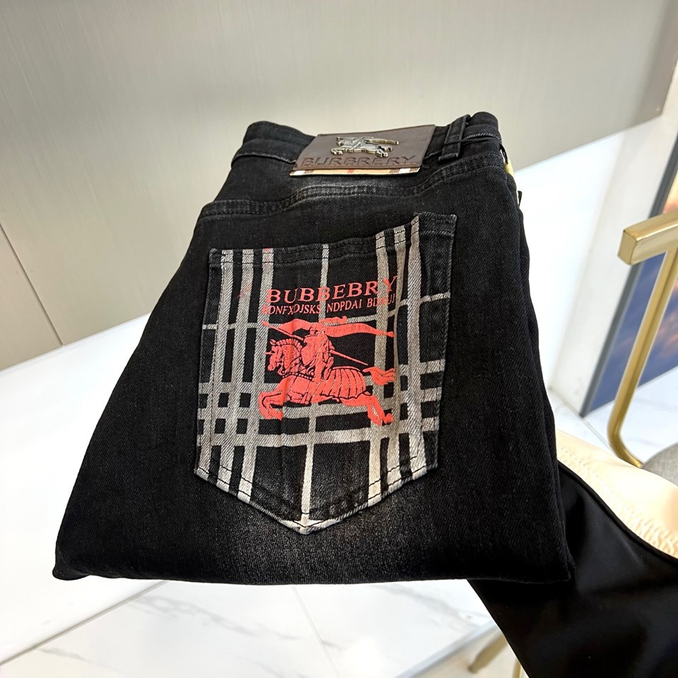 Bur巴宝莉、2026春夏男士新品牛仔裤，将品牌标志性设计语言融入经典丹宁。款式采用利落直筒剪裁，后袋醒