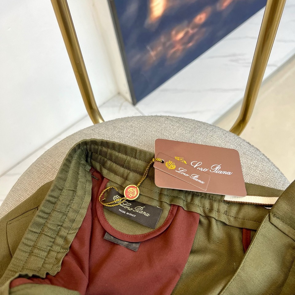 Loro Piana诺悠翩雅、2026春夏新品男士休闲裤，以纯净为主调，演绎极简主义的清爽与高级。这款长
