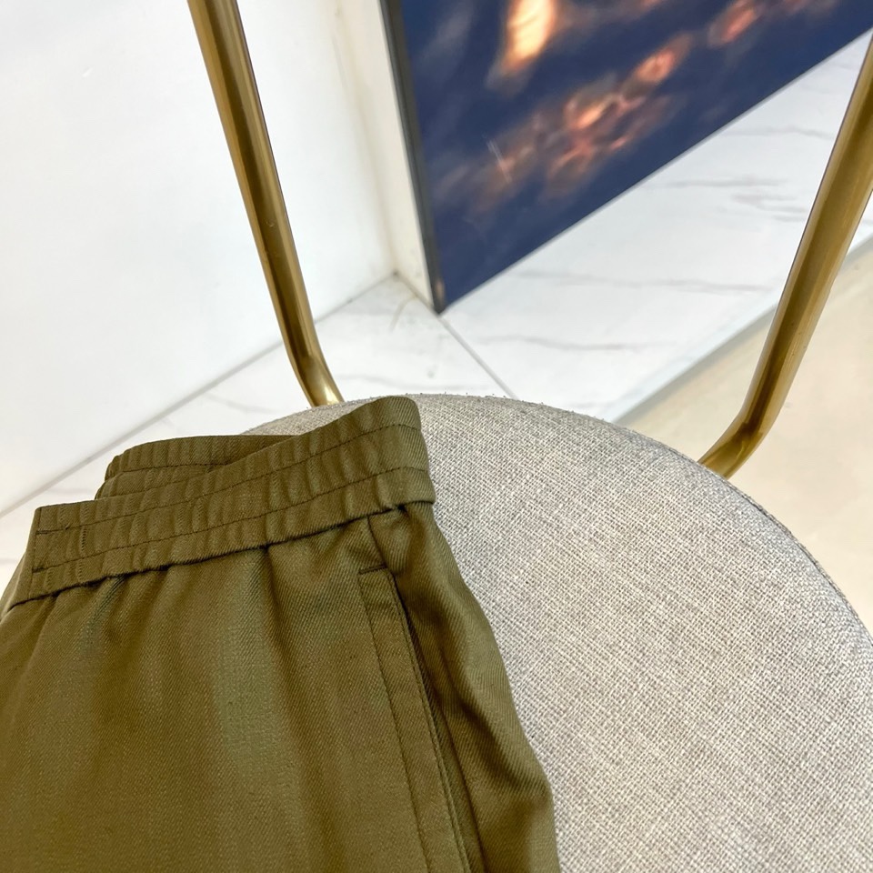 Loro Piana诺悠翩雅、2026春夏新品男士休闲裤，以纯净为主调，演绎极简主义的清爽与高级。这款长