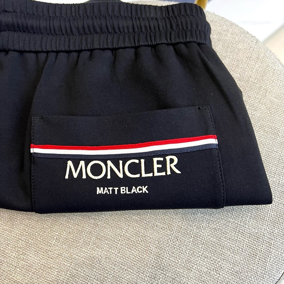 Mon蒙口、2026春夏新品休闲裤，开启季节风尚，经典束脚版型融合运动与轻奢，适配多元穿搭场景。腰部抽绳