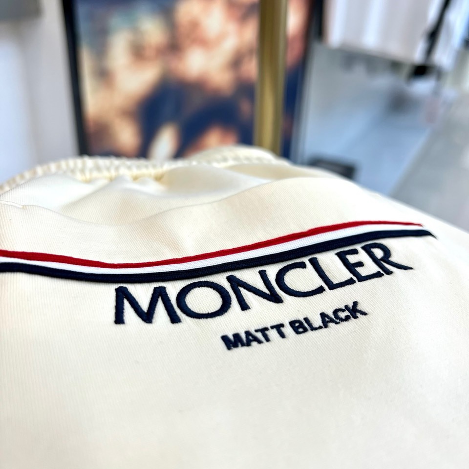 Mon蒙口、2026春夏新品休闲裤，开启季节风尚，经典束脚版型融合运动与轻奢，适配多元穿搭场景。腰部抽绳