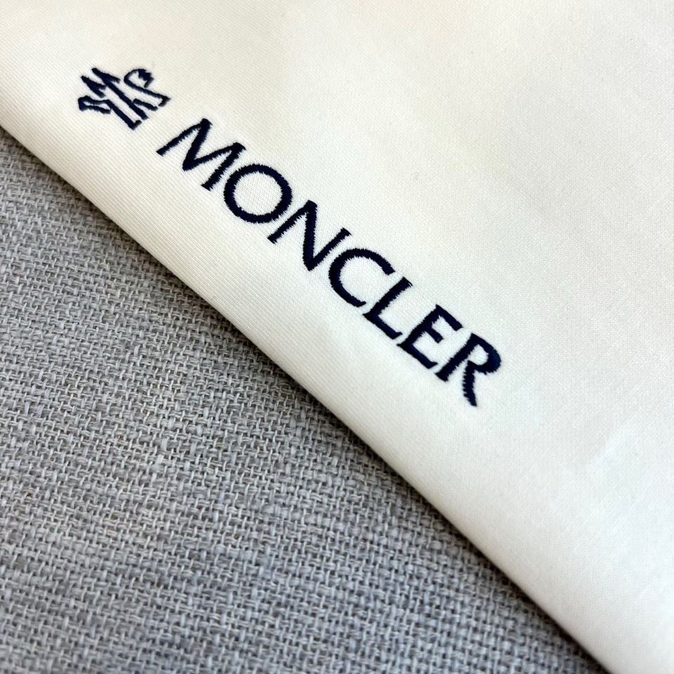 Mon蒙口、2026春夏新品休闲裤，开启季节风尚，经典束脚版型融合运动与轻奢，适配多元穿搭场景。腰部抽绳