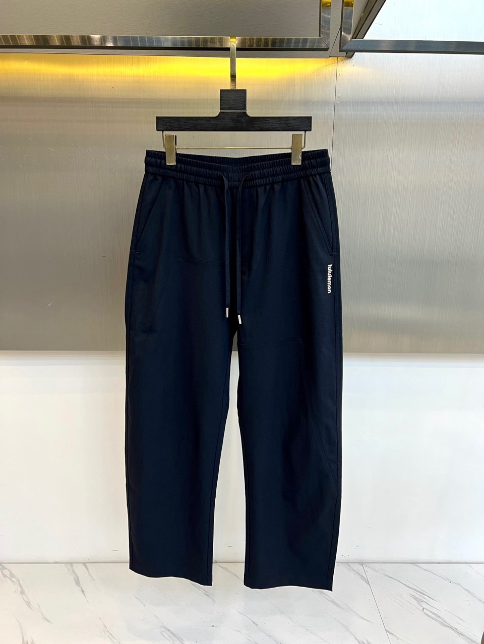 lululemon 露露、2026春夏新品休闲裤，以简约松弛感重塑日常穿搭！经典色调自带高级氛围，适配通