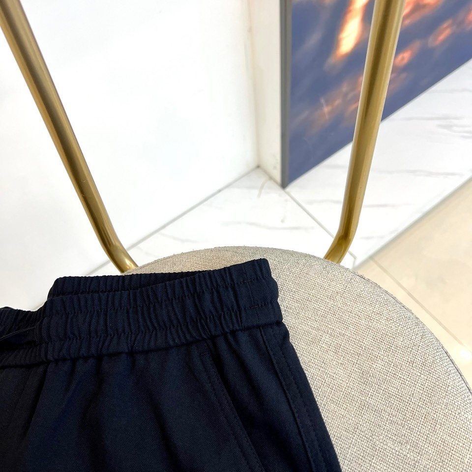 lululemon 露露、2026春夏新品休闲裤，以简约松弛感重塑日常穿搭！经典色调自带高级氛围，适配通
