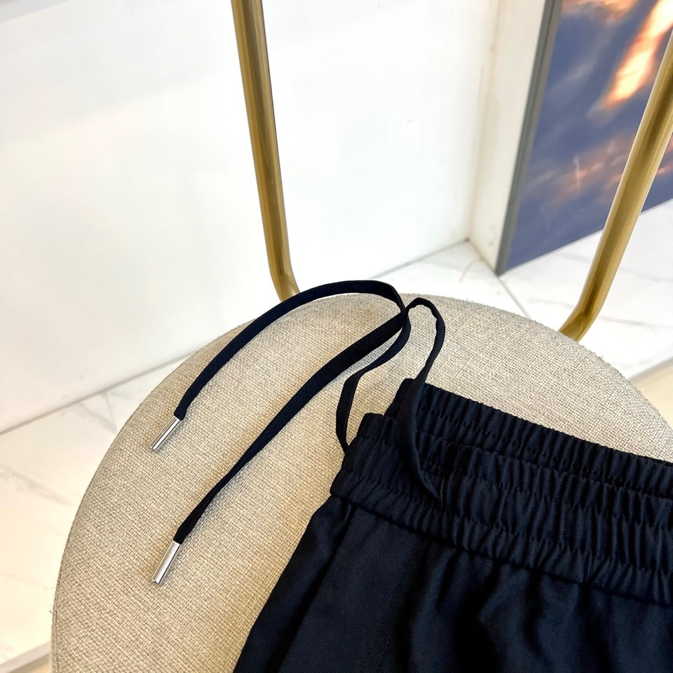 lululemon 露露、2026春夏新品休闲裤，以简约松弛感重塑日常穿搭！经典色调自带高级氛围，适配通