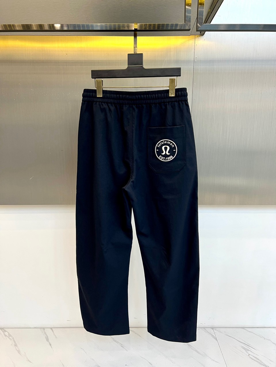 lululemon 露露、2026春夏新品休闲裤，以简约松弛感重塑日常穿搭！经典色调自带高级氛围，适配通