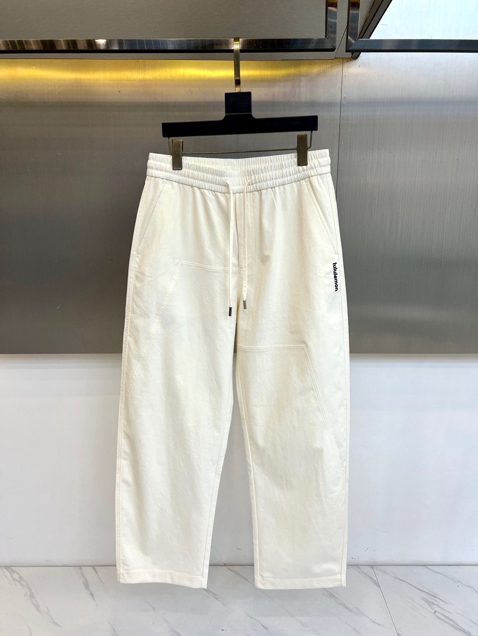 lululemon 露露、2026春夏新品休闲裤，以简约松弛感重塑日常穿搭！经典色调自带高级氛围，适配通