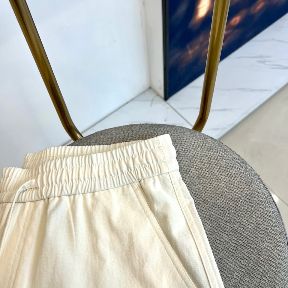 lululemon 露露、2026春夏新品休闲裤，以简约松弛感重塑日常穿搭！经典色调自带高级氛围，适配通