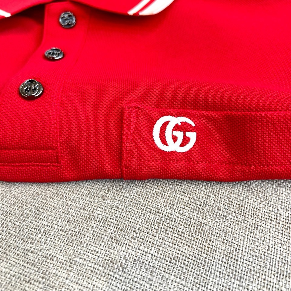 Gucc古驰、2026春夏新品POLO衫，以经典翻领与三粒纽扣设计诠释隽永风格。领口点缀白色条纹，增添精