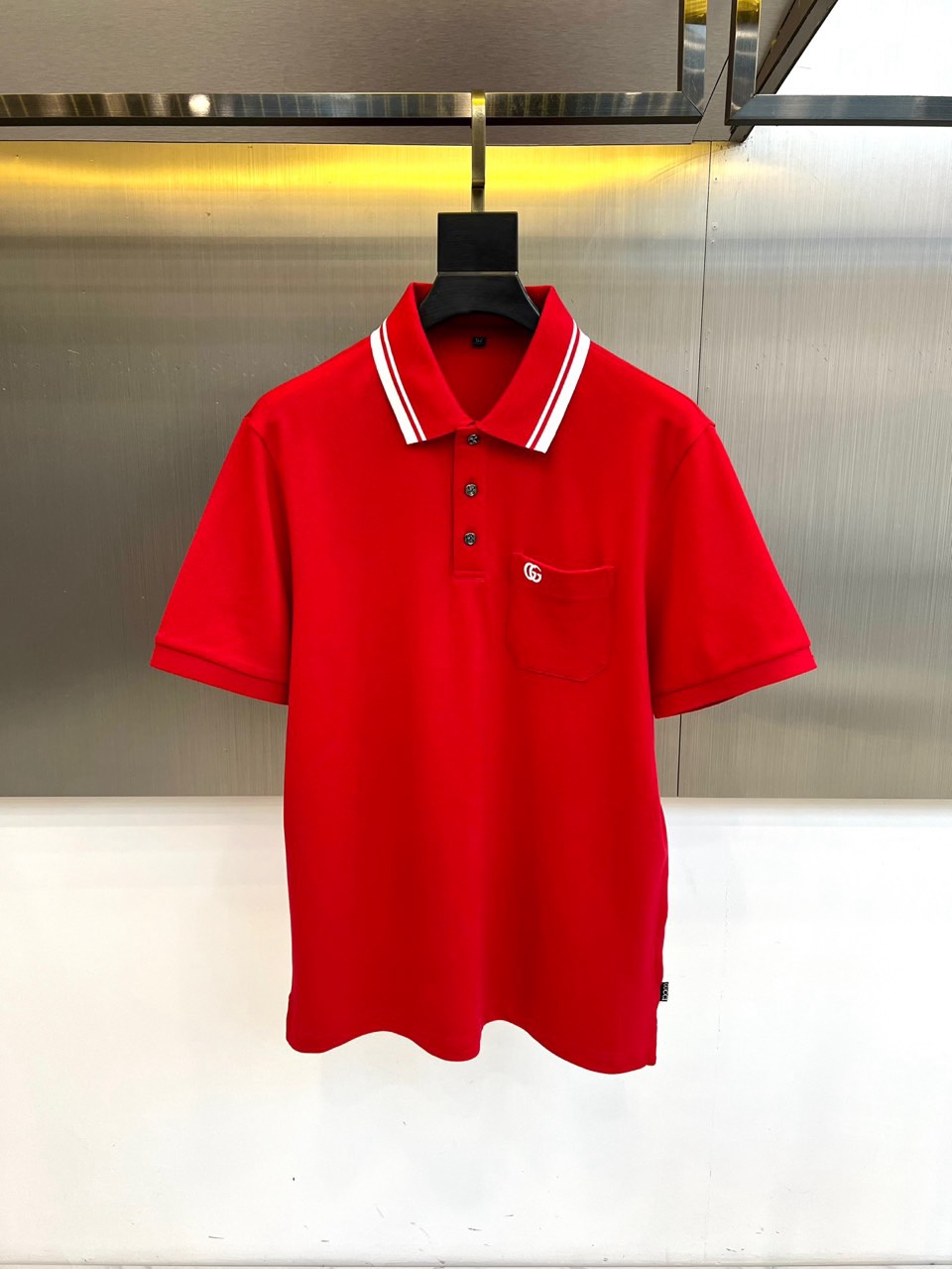 Gucc古驰、2026春夏新品POLO衫，以经典翻领与三粒纽扣设计诠释隽永风格。领口点缀白色条纹，增添精
