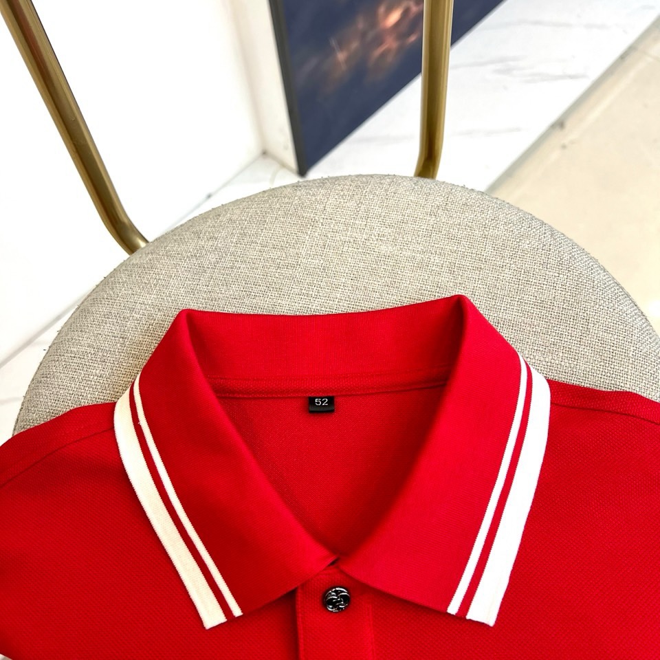 Gucc古驰、2026春夏新品POLO衫，以经典翻领与三粒纽扣设计诠释隽永风格。领口点缀白色条纹，增添精