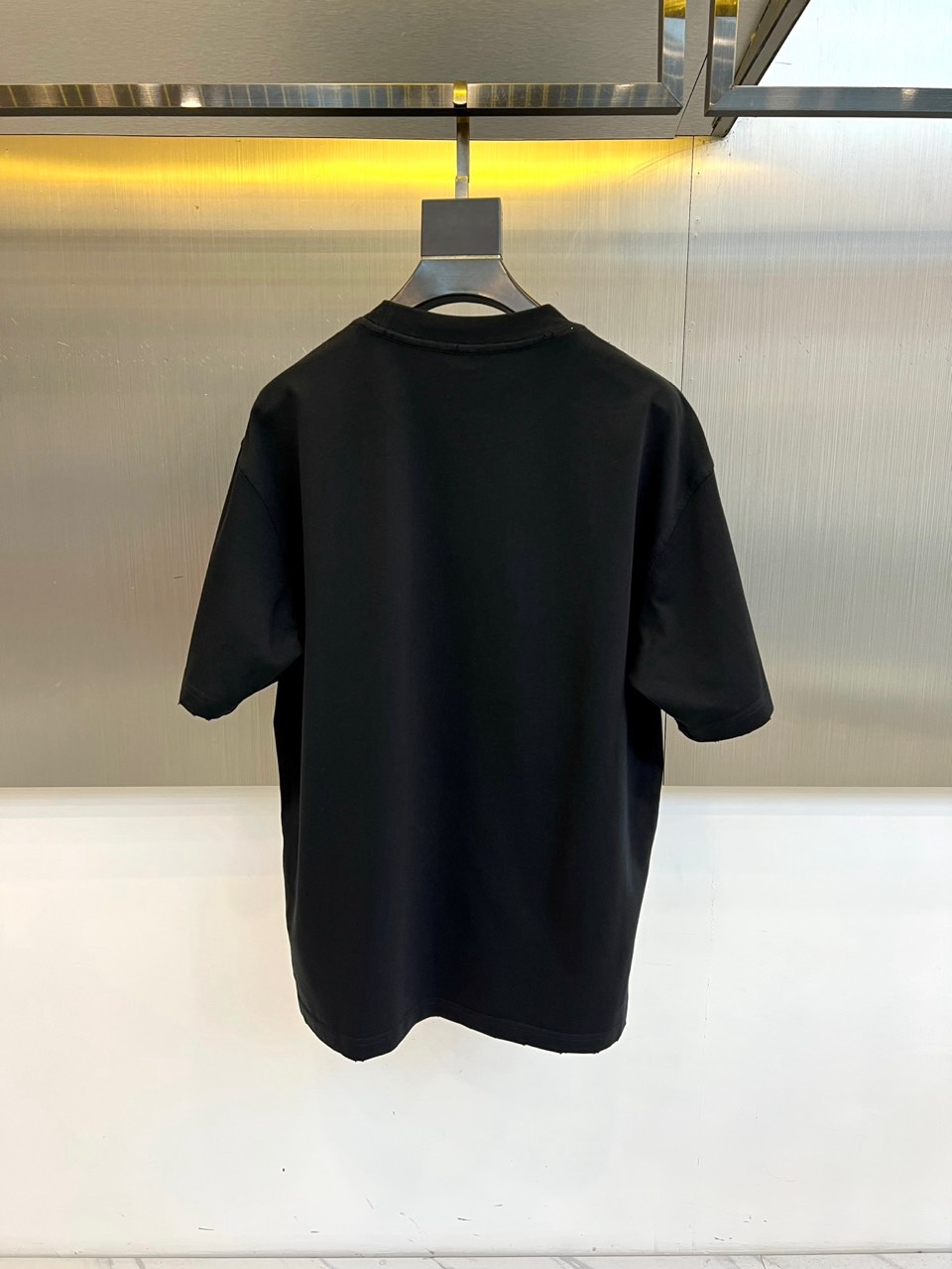 Ba巴黎世家、2026春夏新品T恤，以标志性的 Oversize 廓形，重新定义街头奢华。单品采用宽松剪
