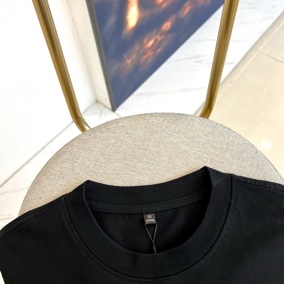 Ba巴黎世家、2026春夏新品T恤，以标志性的 Oversize 廓形，重新定义街头奢华。单品采用宽松剪