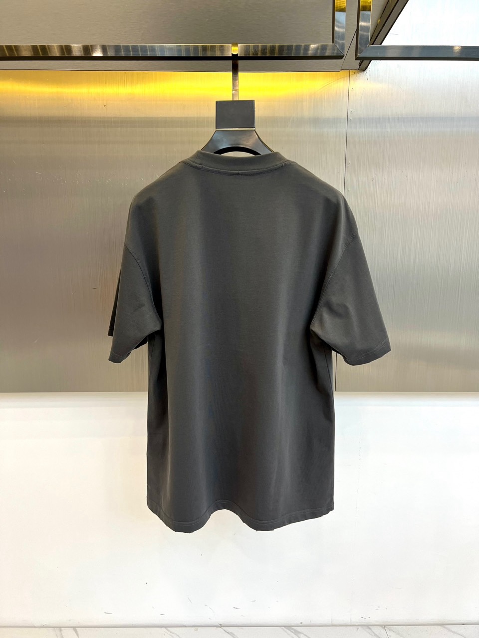 Ba巴黎世家、2026春夏新品T恤，以标志性的 Oversize 廓形，重新定义街头奢华。单品采用宽松剪