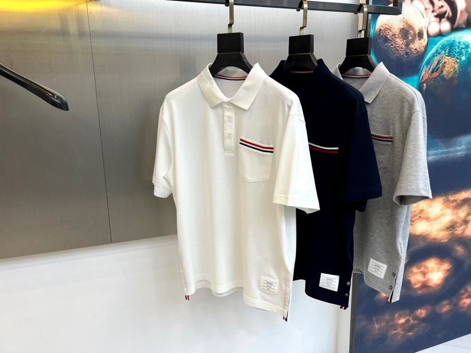TB汤姆布朗、2026春夏新品短袖翻领Polo衫，100%纯棉织就，亲肤透气适配季候。经典翻领+三粒扣门